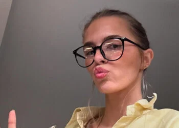 FOTO’S: Lies Zhara laat volgers blozen met foto uit de badkamer (in bikini)