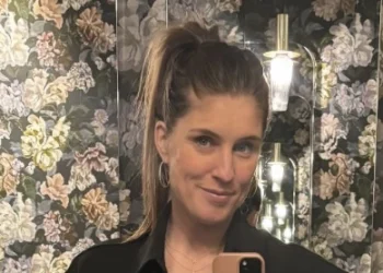 FOTO: Marieke Elsinga gooit jumpsuit open in spiegelselfie in de toilet