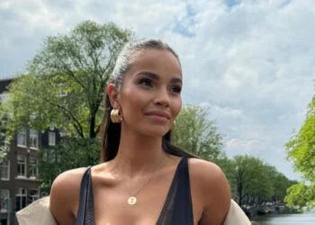 OEPS: Monica Geuze toont lingerie terwijl ze midden op straat poseert