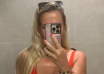 FOTO: Monique Smit verrast met nieuwe badpakkenfoto vanaf Bonaire