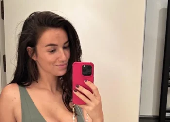 WAUW: Nina Warink deelt eerste spiegelselfie na bekendmaking zwangerschap!