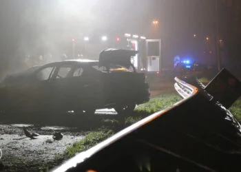 BEELDEN: Ernstig ongeval op A27: vier gewonden, auto volledig uitgebrand