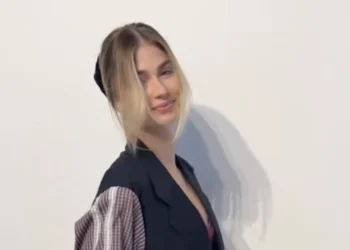 OEPS: Roxy Dekker short de kleur van haar lingerie in spontane video