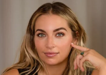 FOTO: Shelly Sterk toont een flinke decolleté in nieuwe foto: ”Iets anders dan moekielife”