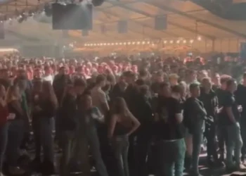 Indrukwekkende beelden: Dorpsfeest stopt voor verloren dorpsgenoot