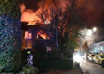 BEELDEN: Dode gevonden na uitslaande woningbrand Roelofarendsveen