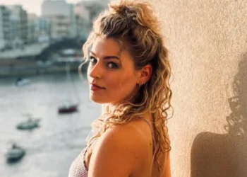 FOTO: K3-zangeres Julia Boschman staat op het podium in een minuscuul rokje