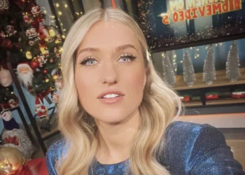 Britt Dekker laat mannen smelten in adembenemende kerstjurk