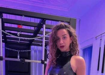 FOTO’S: Omroep Brabant Presentatrice Gina July uit de kleren voor haar eigen programma