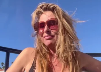 FOTO: Heleen van Royen geniet van de zon en deelt pikante foto