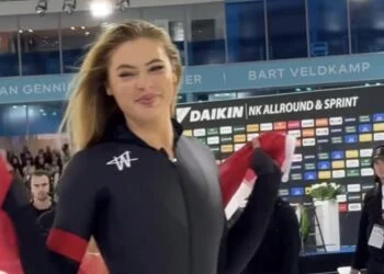 VIDEO: Jutta Leerdam knalt bijna uit haar schaatspak bij vieren overwinning in Thialf