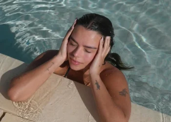 FOTO: Indigo Oord laat zich in het water fotograferen in bikini