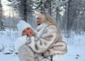 FOTO: Juultje Tieleman gooit badjas uit in de sneeuw