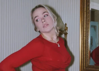 FOTO’S: Juultje Tieleman duikt op in hotelkamer in rode lingerie