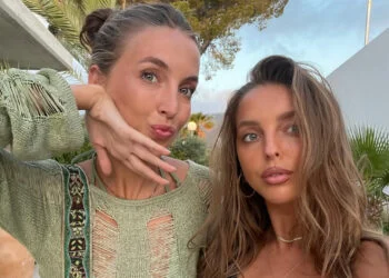 FOTO: Zusjes Lenthe en Luna Stevens proppen zich in in bikini in één strandbedje