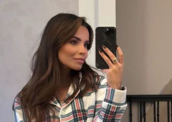 FOTO: Monica Geuze laat haar zwarte lingerie zien in selfie vanuit de slaapkamer