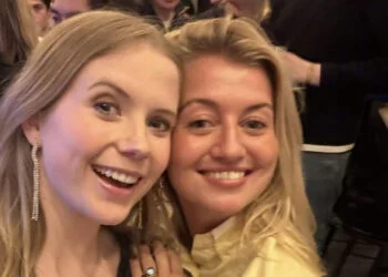 FOTO: Jarige Noa Vahle deelt selfie in een diep uitgesneden jurk