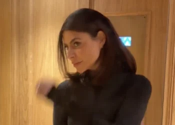 OEPS: Olcay Gulsen laat net iets teveel zien in haar doorschijnende jurk