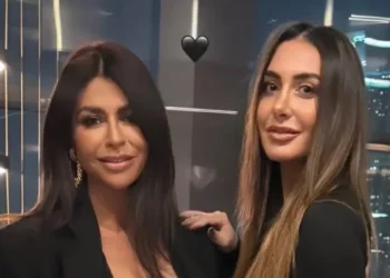 FOTO: Olcay Gulsen toont haar lingerie met een foto in de lift