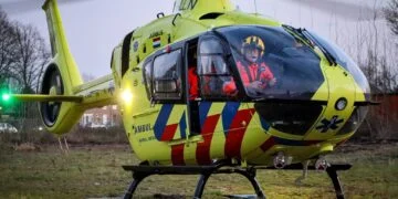 BEELDEN: Ernstig vuurwerkongeval in Nederland: Kind met traumahelikopter vervoerd