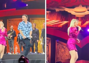 VIDEO: Chantal Janzen schittert op podium in iets te strakke roze jurk