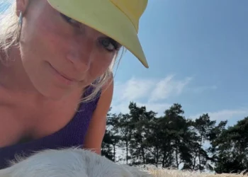 FOTO: Helene Hendriks maakt tongen los in iets te korte rode kerstjurk