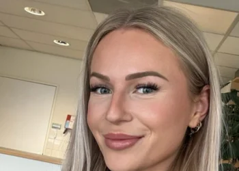 FOTO: Jeugdboa Jackie gaat viraal met pikante spiegelfoto in uniform