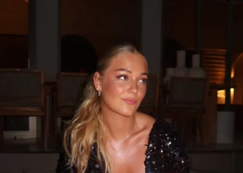 FOTO’S: Marijn Kuipers gooit glitterjurkje open op het tropische Curaçao