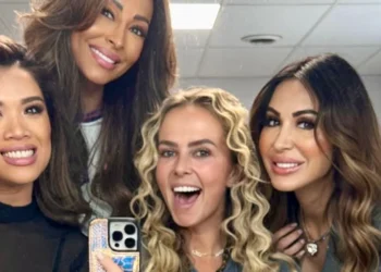 FOTO: Monique Smit laat panter-bikini zien met ondeugende foto