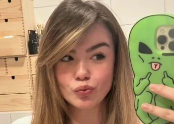 FOTO’S: Abbey Hoes deelt spiegelselfie in een strak shirtje: ”Ik wil naar de zon”