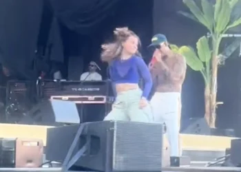 VIDEO: Jongedame uit publiek showt indrukwekkende dansmoves bij optreden Bizzey