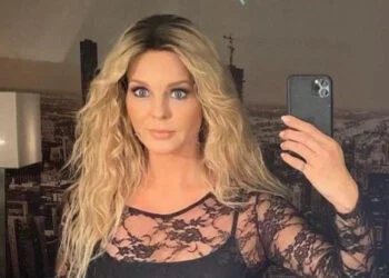 OEPS: Chantal Janzen deelt spiegelselfie in de kleedkamer in een gewaagde leren outfit