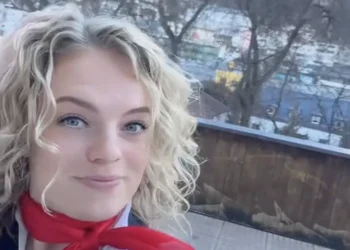 VIDEO: Touringcarchauffeur Tirza maakt furore op TikTok met creatieve outfit-switch video