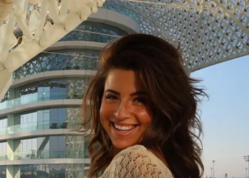 FOTO’S: Daphne Hardijzer begint de week in een doorschijnend jurkje