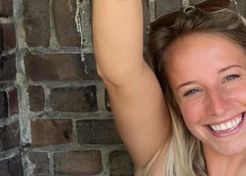 FOTO: Dee van der Zeeuw maakt indruk met spraakmakende bikinifoto