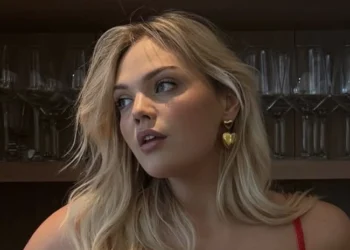 Isadee Jansen schittert in verleidelijk rood lingerie-setje voor Valentijnsdag