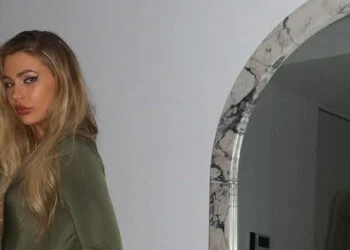 OEPS: Jutta Leerdam vergeet spiegel terwijl ze een erg elegante groene jurk draagt