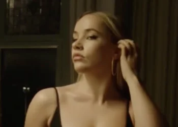 VIDEO: Juultje Tieleman verrast met zangtalent in gedurfde videoclip