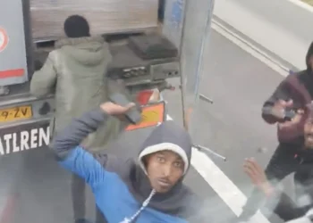 BIZAR: Migranten bestormen Nederlandse vrachtwagen op Europese snelweg