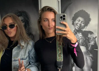 FOTO’S: Luna Stevens heeft nieuwe lingerie in haar collectie en toont dit met zusje Lenthe