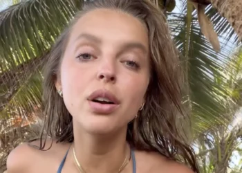 VIDEO: Luna Stevens laat vakkundig zien hoe zij een blikje cola opent in bikini