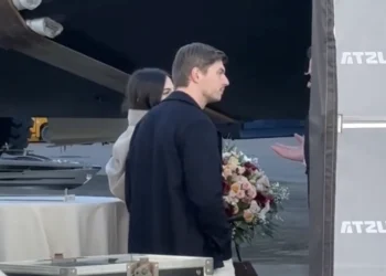 VIDEO: Max Verstappen gespot tijdens in ontvangst nemen van nieuwe jacht