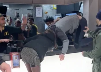 VIDEO: Personeel van McDonalds Amsterdam op de vuist met twee agressieve klanten