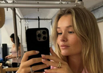 FOTO: Mikky Kiemeney laat sportieve look zien en ritst topje verleidelijk open