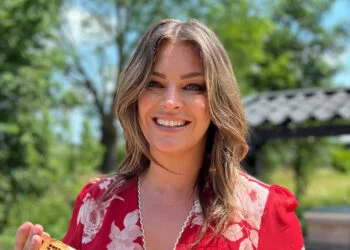 FOTO: Miljuschka Witzenhausen maakt volgers blij met verleidelijke kusfoto