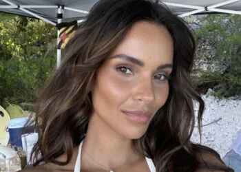 FOTO: Monica Geuze deelt selfie in bikini waar wij u tegen zeggen