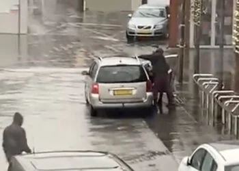 BEELDEN: Twee jonge gastjes plegen gewelddadige straatroof op klaarlichte dag in Panningen