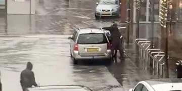 BEELDEN: Twee jonge gastjes plegen gewelddadige straatroof op klaarlichte dag in Panningen