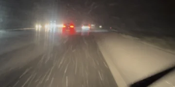 VIDEO: Flinke sneeuwbui legt snelweg plat bij Assen, zondag meer