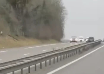 HEFTIGE BEELDEN: 70-jarige Nederlandse vrachtwagenchauffeur omgekomen door spookrijder